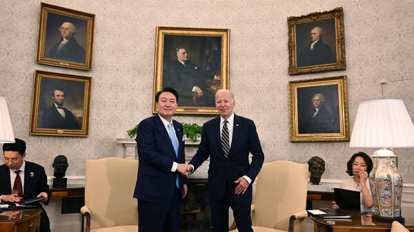 US President Joe Biden shakes hands with South Korean President Yoon Suk Yeol during a meeting in the Oval Office of the White House in Washington, DC, on April 26, 2023.  - Sputnik International