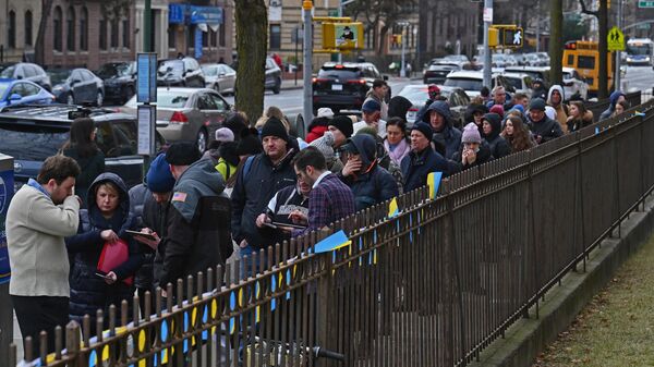 Ukrainian refugees stand in line to attend a job fair in the Brooklyn borough of New York on February 01, 2023 - Sputnik International