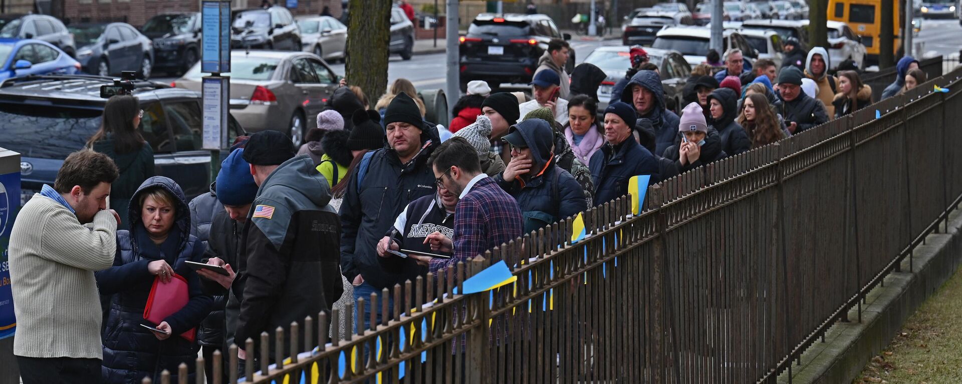 Ukrainian refugees stand in line to attend a job fair in the Brooklyn borough of New York on February 01, 2023 - Sputnik International, 1920, 06.05.2023