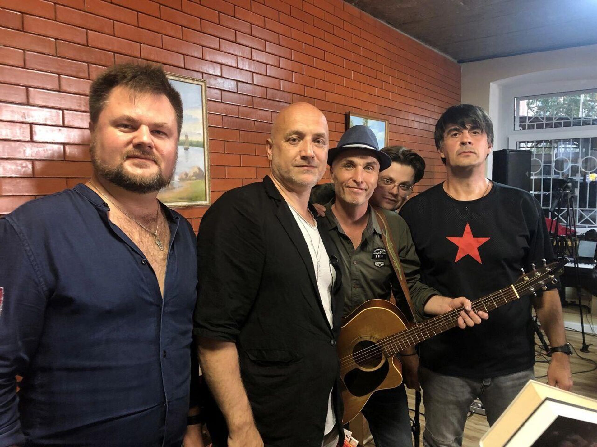 Alexei Iovchev (left), Zakhar Prilepin (second from left) and other members of the Moscow rock band Zveroboy pose for a photo. - Sputnik International, 1920, 06.05.2023