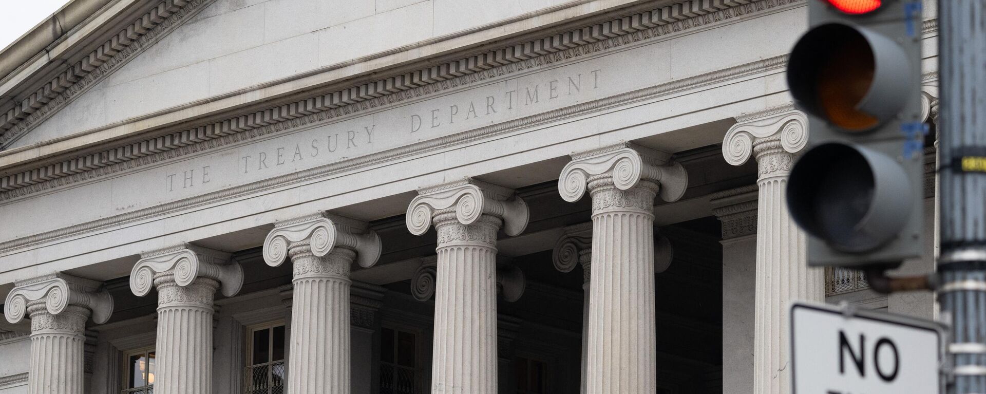 The US Treasury Department building is seen in Washington, DC, January 19, 2023, following an announcement by the US Treasury that it had begun taking measures Thursday to prevent a default on government debt, as Congress heads towards a high-stakes clash between Democrats and Republicans over raising the borrowing limit - Sputnik International, 1920, 08.05.2023