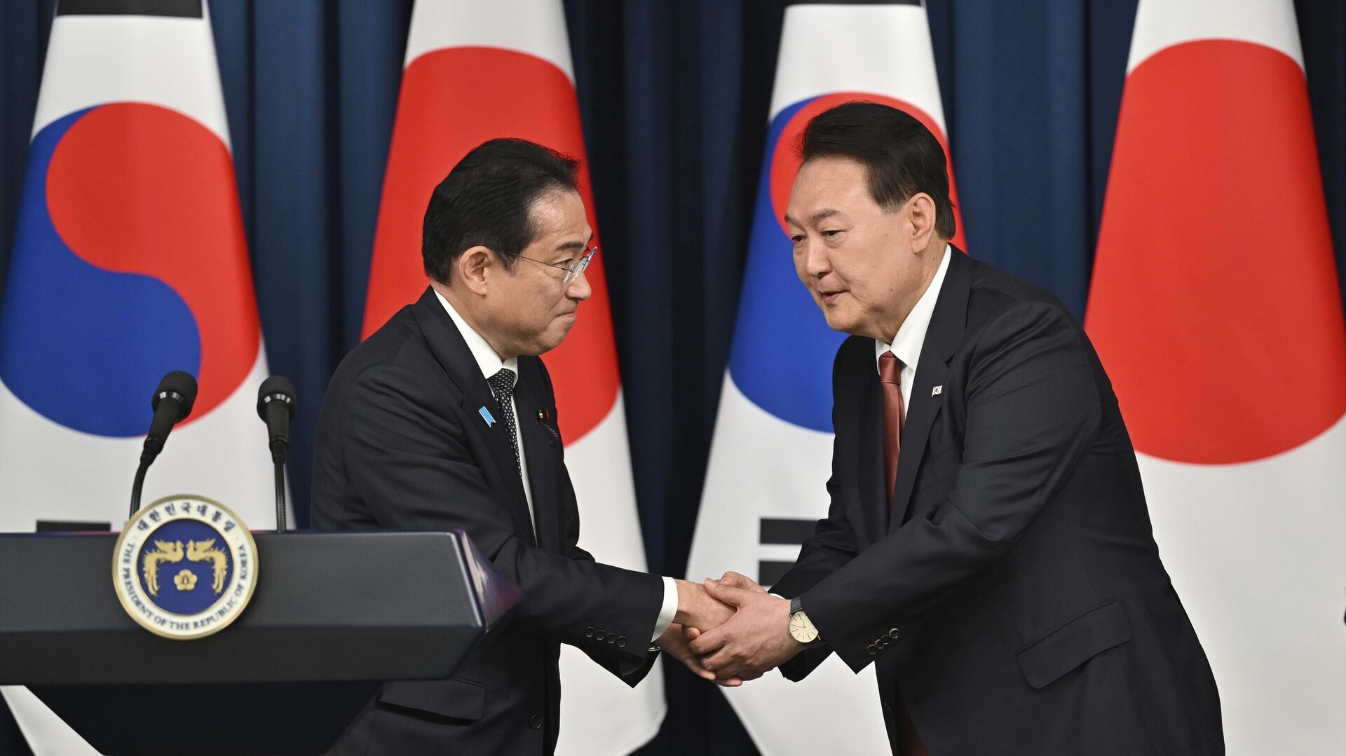 South Korean President Yoon Suk Yeol, right, shakes hands with Japanese Prime Minister Fumio Kishida during a joint press conference after their meeting at the presidential office in Seoul - Sputnik International, 1920, 18.08.2023