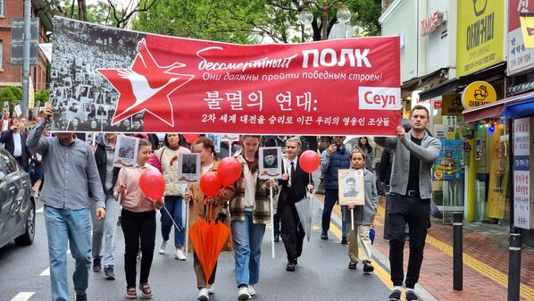Immortal Regiment in Seoul, South Korea. People participated in the event despite rainy weather. - Sputnik International