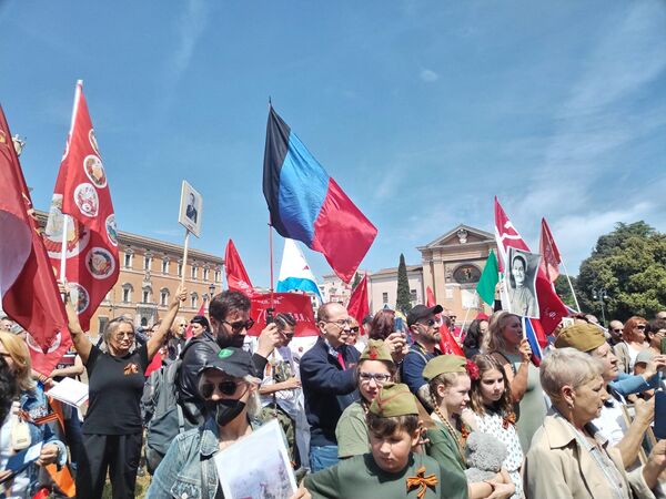 Immortal Regiment in Rome, Italy. The event was attended by Russians and Italians. The latter claimed that Soviet people saved the whole of Europe from Nazis. - Sputnik International
