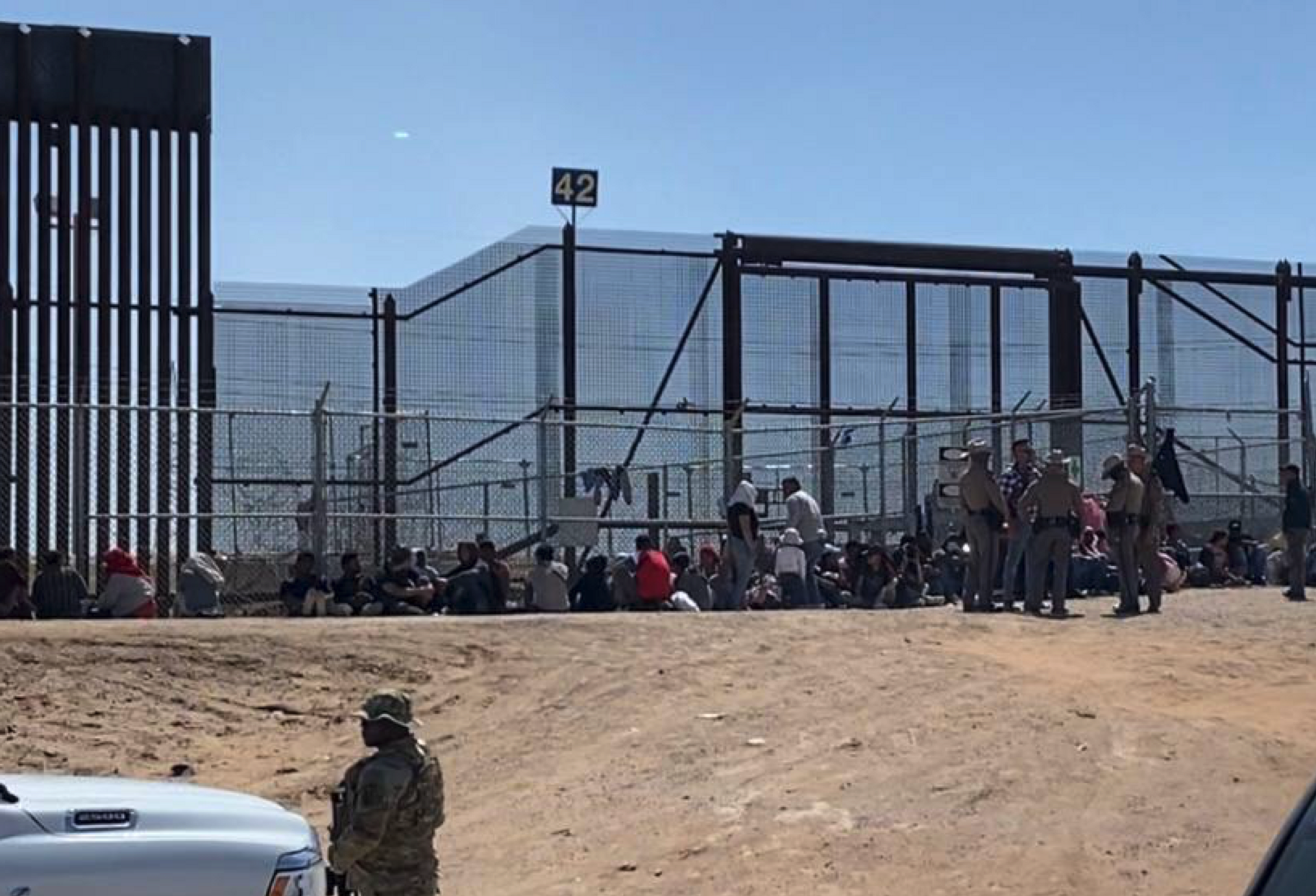 US law enforcement authorities are seen apprehending migrants on the US-Mexico border in El Paso, Texas, amid a recent surge ahead of the expiration of Title 42. - Sputnik International, 1920, 10.05.2023