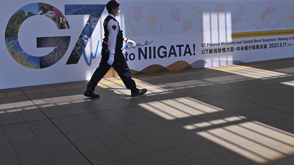 A policemen walks past the logo of the upcoming G7 Finance Ministers and Central Bank Governors' Meeting displayed at Niigata railway station in Niigata on May 10, 2023 - Sputnik International