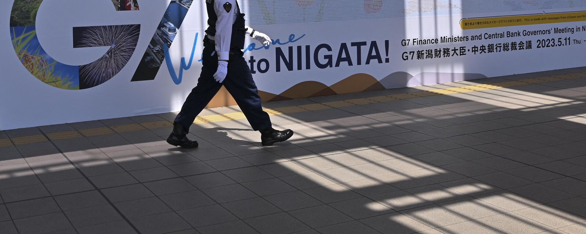 A policemen walks past the logo of the upcoming G7 Finance Ministers and Central Bank Governors' Meeting displayed at Niigata railway station in Niigata on May 10, 2023 - Sputnik International, 1920, 28.10.2023