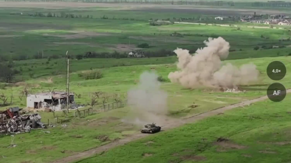  Russian MBT firing at Ukrainian position - Sputnik International