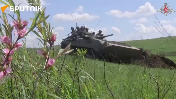 Can tank bloom of the battlefield? - Sputnik International