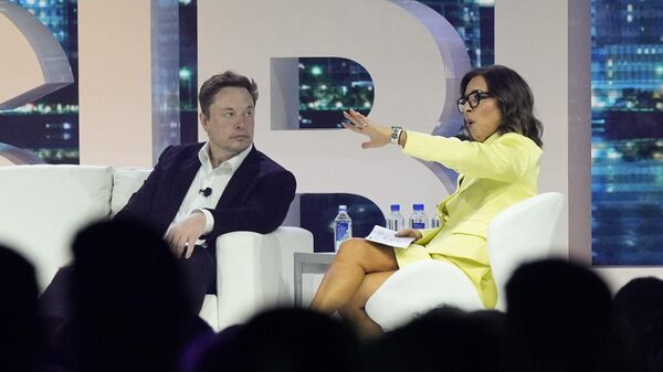 FILE - Twitter CEO Elon Musk, center, speaks with Linda Yaccarino, chairman of global advertising and partnerships for NBC, at the POSSIBLE marketing conference, Tuesday, April 18, 2023, in Miami Beach, Fla. - Sputnik International