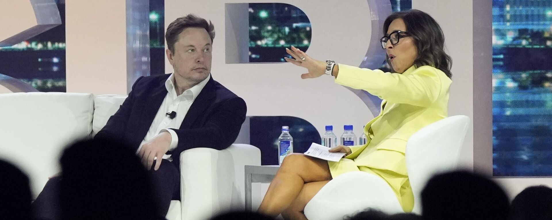 FILE - Twitter CEO Elon Musk, center, speaks with Linda Yaccarino, chairman of global advertising and partnerships for NBC, at the POSSIBLE marketing conference, Tuesday, April 18, 2023, in Miami Beach, Fla. - Sputnik International, 1920, 12.05.2023