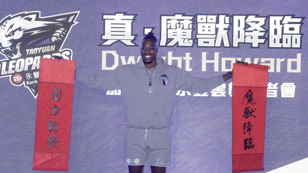 U.S. professional basketball player Dwight Howard poses for the media with auspicious messages that read Dwight Howard comes,right, and Power erupts during a signing ceremony with Taiwan Taoyuan Leopards in Taipei, Taiwan, Saturday, Nov. 12, 2022. - Sputnik International