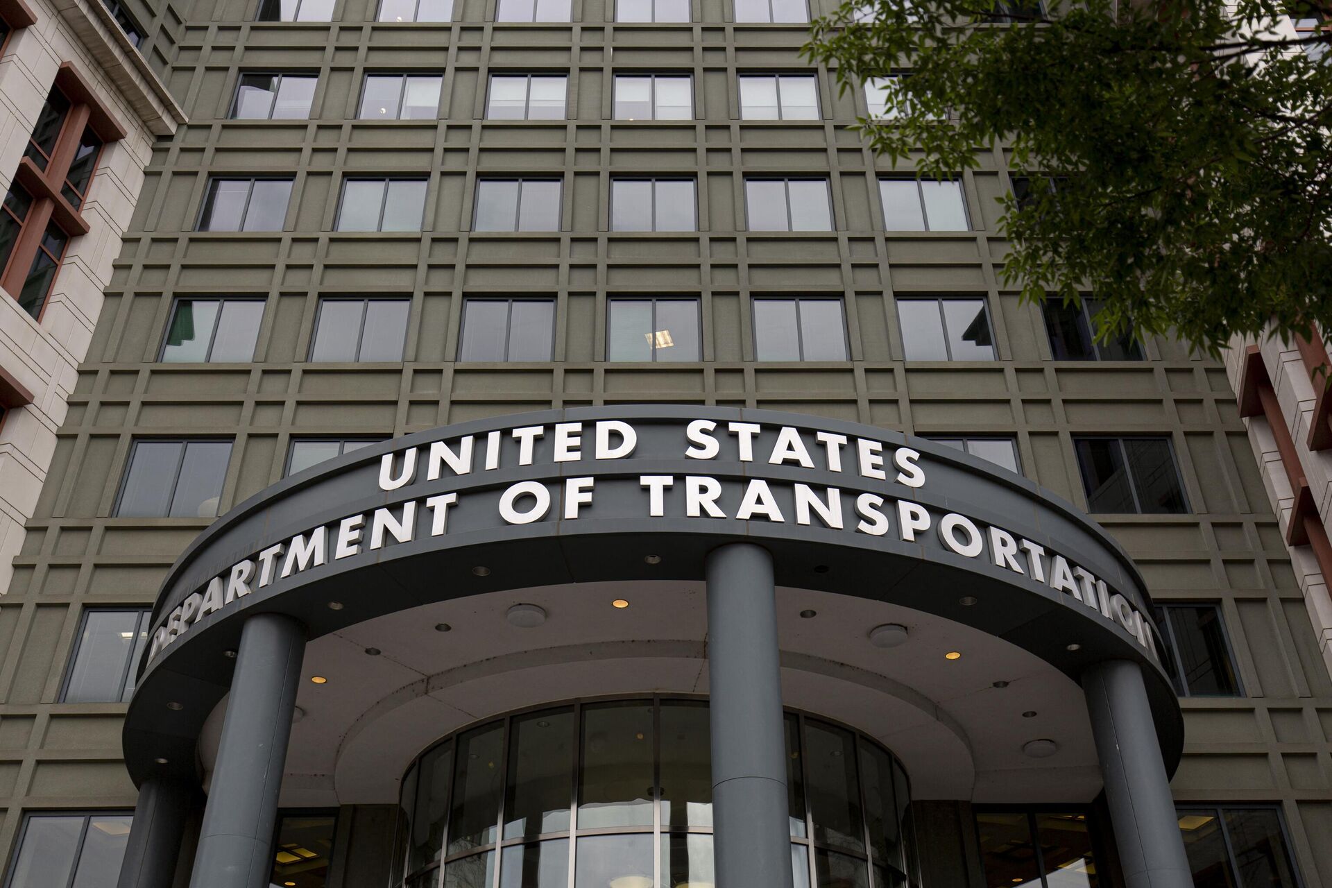 The US Department of Transportation building is seen in Washington, DC, on July 22, 2019.  - Sputnik International, 1920, 13.05.2023