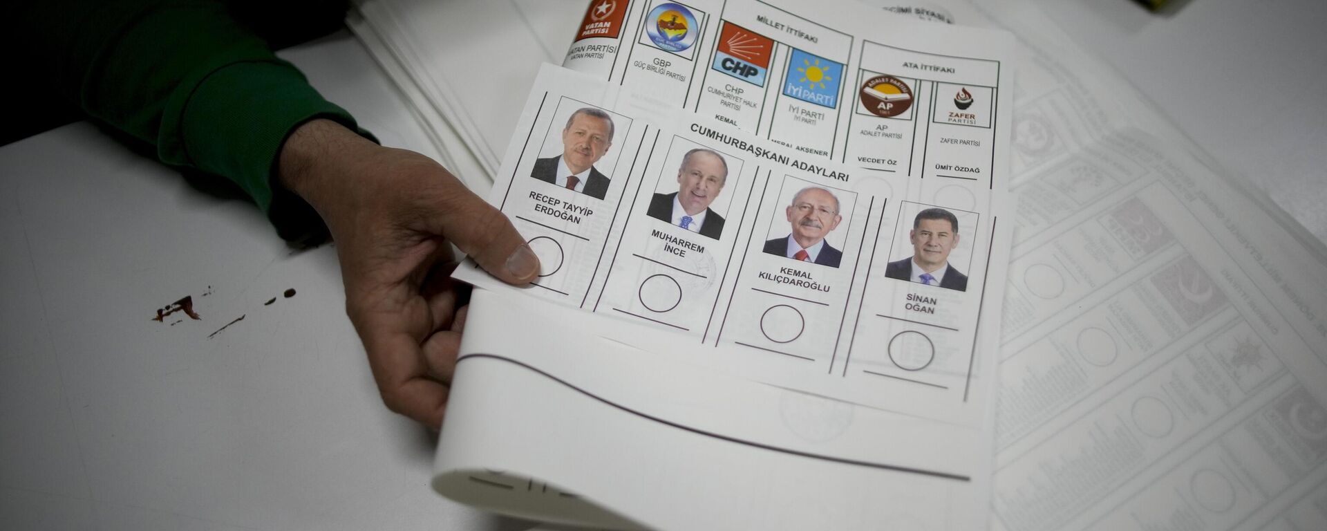 An election representative prepares the ballots at a polling station at a polling station in Istanbul, Turkey, Sunday, May 14, 2023.  - Sputnik International, 1920, 14.05.2023