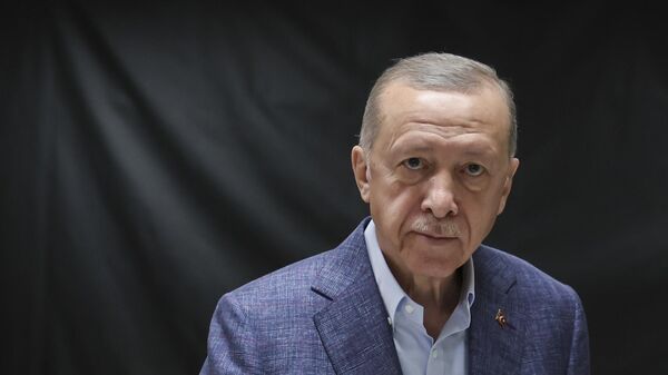 Turkish President Recep Tayyip Erdogan cast his ballot at a polling station in Istanbul - Sputnik International