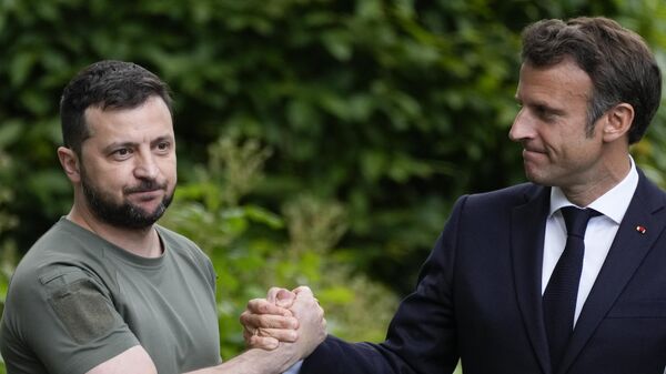 Volodymyr Zelensky and French president Emmanuel Macron  - Sputnik International
