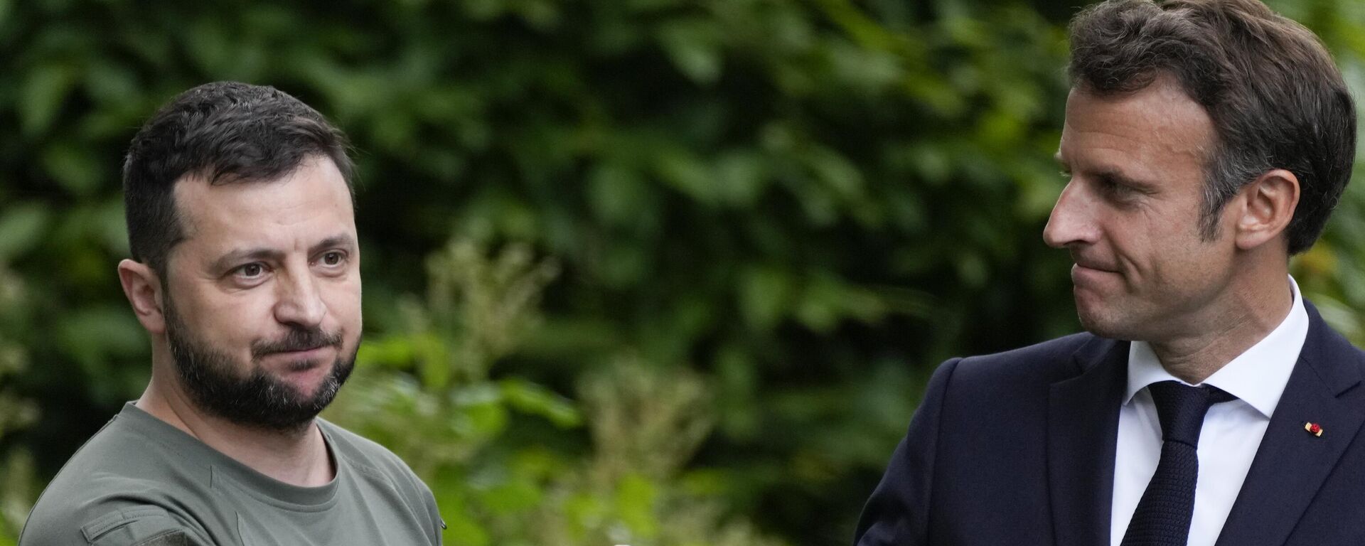ولادیمیر زلنسکی، رئیس‌جمهور اوکراین (چپ) و امانوئل مکرون، رئیس‌جمهور فرانسه در پایان یک کنفرانس مطبوعاتی با یکدیگر دست می‌دهند.  - اسپوتنیک بین المللی، 1920، 04/10/2024