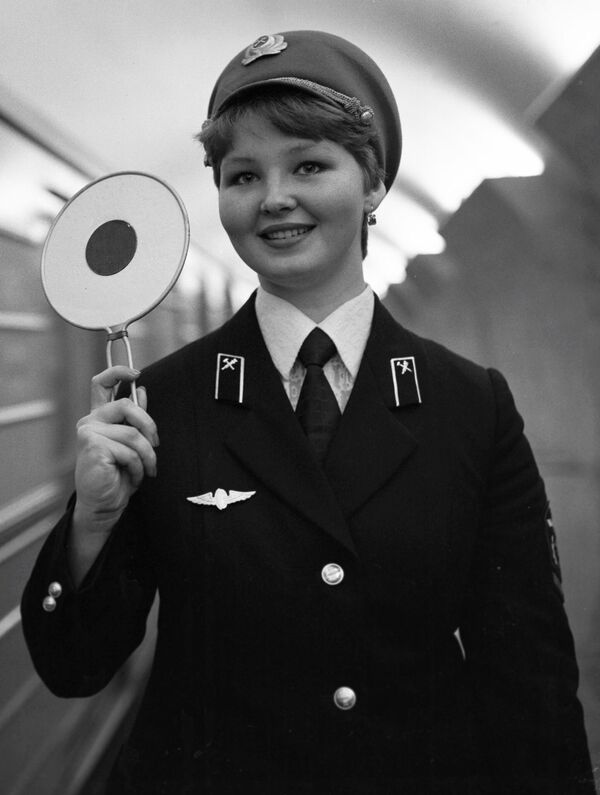 An employee on duty at the Mayakovskaya metro station in Moscow in 1980. - Sputnik International