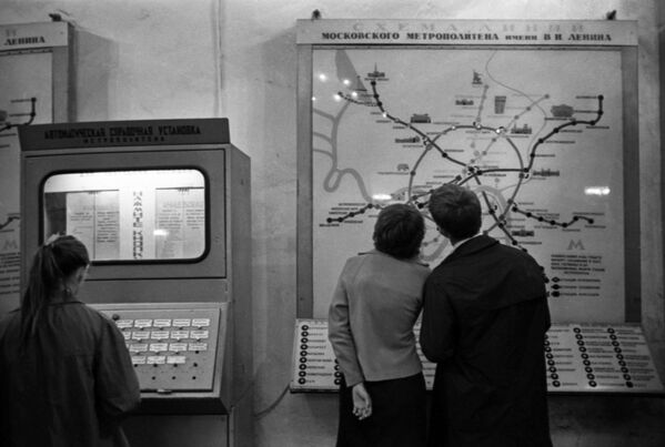 Passengers study the Moscow Metro&#x27;s map. - Sputnik International