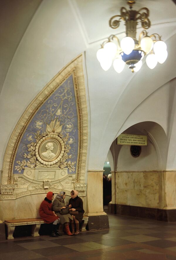 Passengers at Taganskaya station which was opened in 1950. The pylons of the central hall are covered with light marble and decorated with gilded majolica panels depicting soldiers of the Soviet Army. The floor is lined with red and grey granite. - Sputnik International