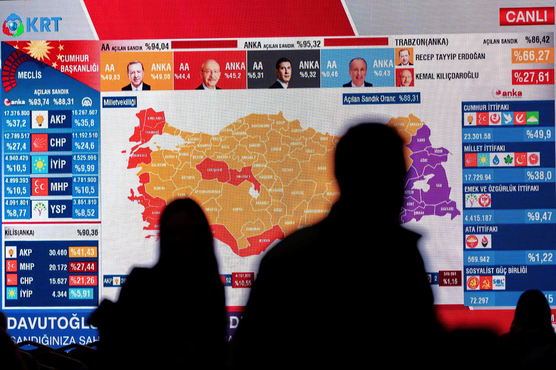 CHP members watch TV after the first results at the CHP building in Istanbul on May 14, 2023, after polls closed in Turkey's presidental and parliamentary elections first round.  - Sputnik International, 1920, 15.05.2023