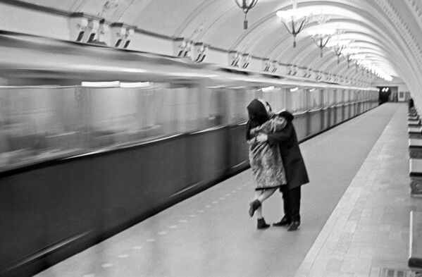 Apart from its beauty, the Moscow Metro is also an essential mode of transportation for locals and tourists alike. - Sputnik International