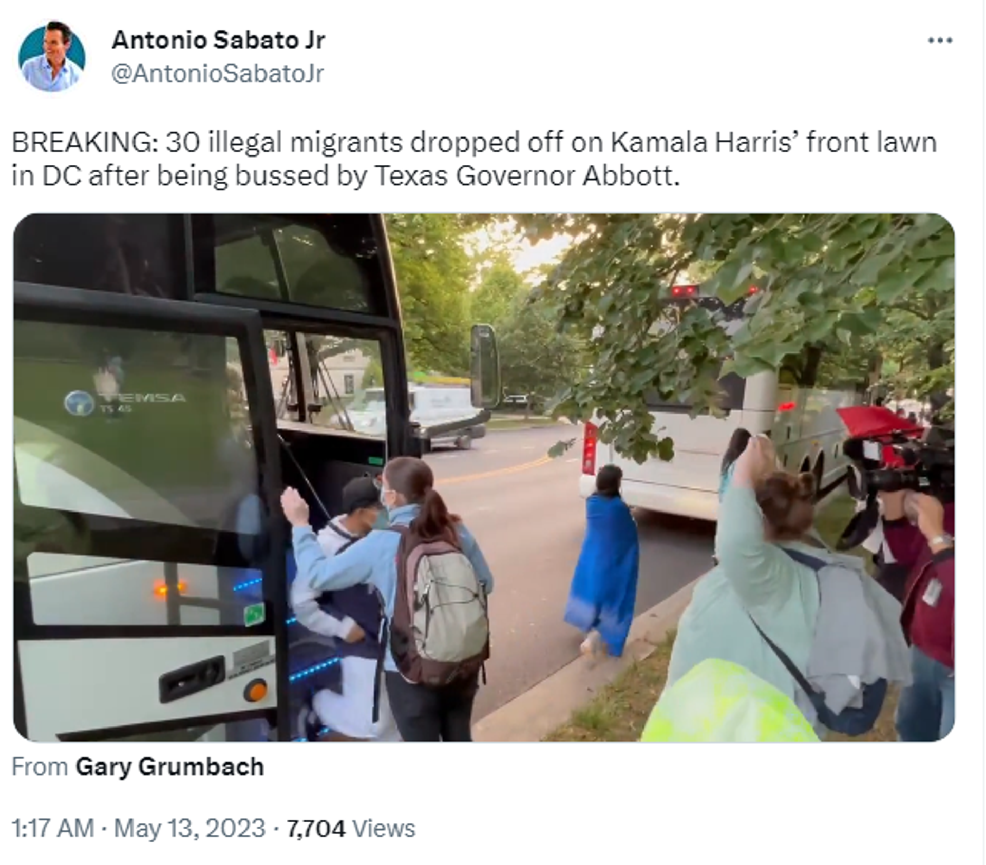 Twitter screenshot showing migrants being bussed to the Naval Observatory in Washington, D.C., where Vice President Kamala Harris’s home is located. - Sputnik International, 1920, 15.05.2023