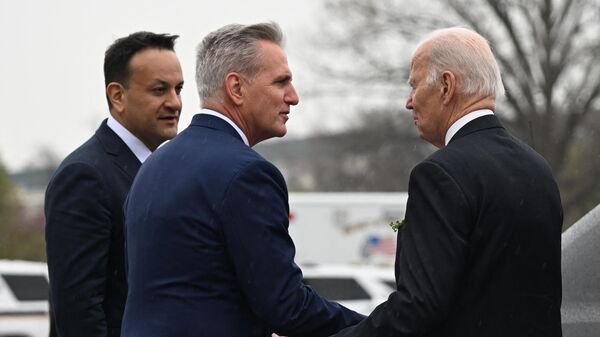 US President Joe Biden (R), with Irish Taoiseach Leo Varadkar (L), shakes hands with Speaker of the House Kevin McCarthy, Republican of California, as they depart after the annual Friends of Ireland luncheon on St. Patrick's Day at the US Capitol in Washington, DC, on March 17, 2023 - Sputnik International
