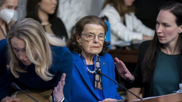 Sen. Dianne Feinstein, D-Calif., is flanked by aides as she returns to the Senate Judiciary Committee following a more than two-month absence - Sputnik International