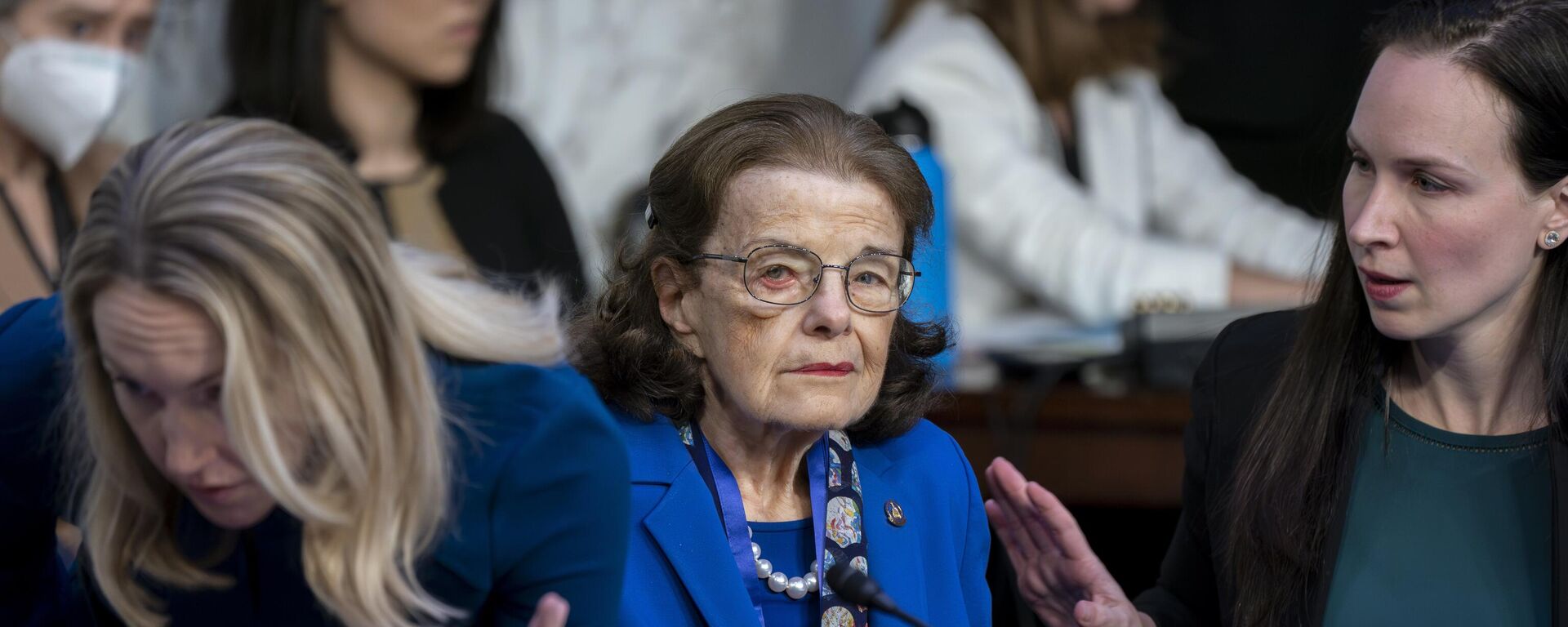 Sen. Dianne Feinstein, D-Calif., is flanked by aides as she returns to the Senate Judiciary Committee following a more than two-month absence - Sputnik International, 1920, 17.05.2023