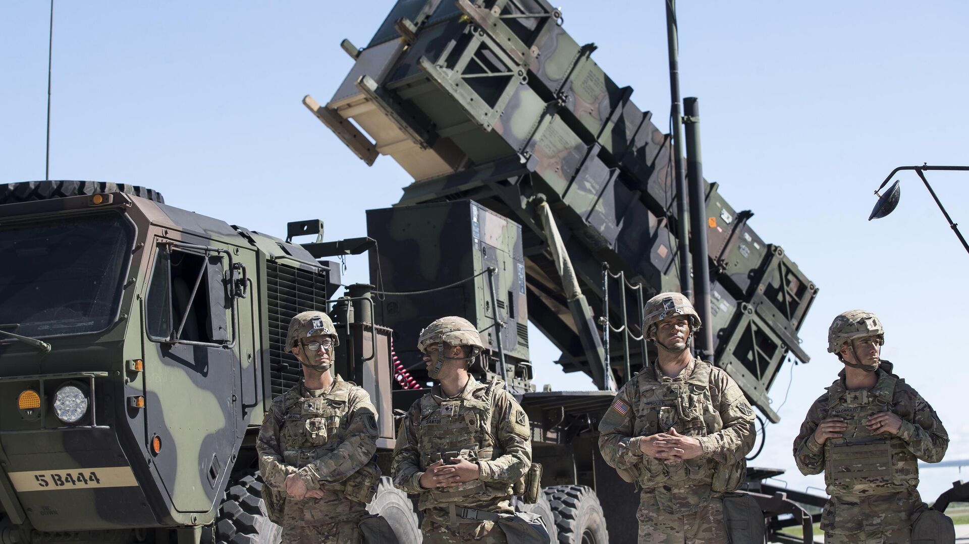 Members of US 10th Army Air and Missile Defense Command stands next to a Patriot surface-to-air missile battery during the NATO multinational ground based air defence units exercise Tobruq Legacy 2017 at the Siauliai airbase some 230 km. (144 miles) east of the capital Vilnius, Lithuania, on July 20, 2017 - Sputnik International, 1920, 11.01.2024