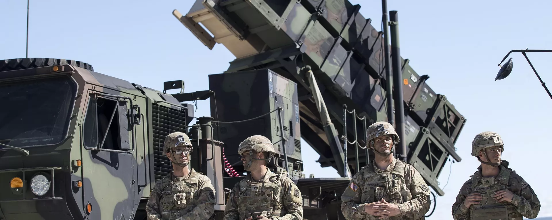 Members of US 10th Army Air and Missile Defense Command stands next to a Patriot surface-to-air missile battery during the NATO multinational ground based air defence units exercise Tobruq Legacy 2017 at the Siauliai airbase some 230 km. (144 miles) east of the capital Vilnius, Lithuania, on July 20, 2017 - Sputnik International, 1920, 17.01.2024