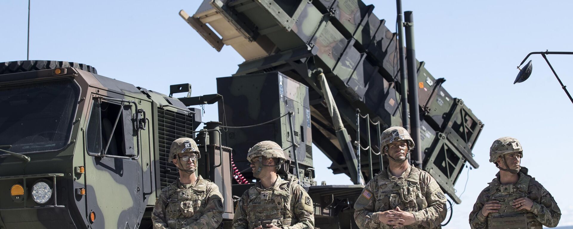 Members of US 10th Army Air and Missile Defense Command stands next to a Patriot surface-to-air missile battery during the NATO multinational ground based air defence units exercise Tobruq Legacy 2017 at the Siauliai airbase some 230 km. (144 miles) east of the capital Vilnius, Lithuania, on July 20, 2017 - Sputnik International, 1920, 21.06.2023
