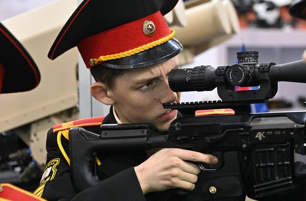 A cadet holds a Dragunov MMG SVD sniper rifle - a semi-automatic weapon first introduced by Soviet military designer Yevgeny Fyodorovich Dragunov in 1963. - Sputnik International