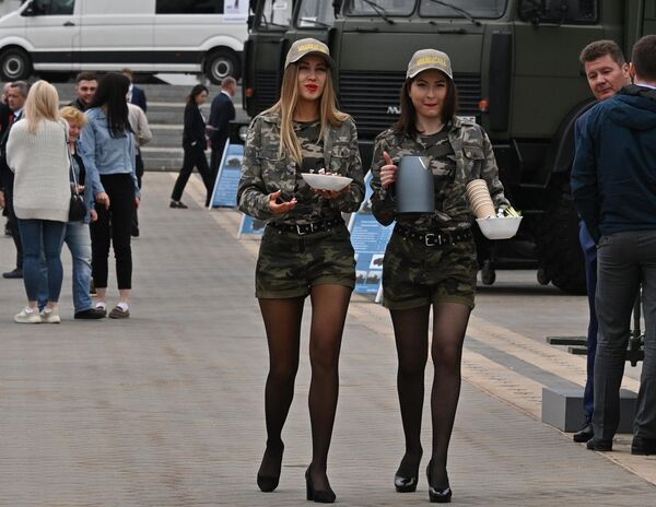 The military expo in Minsk also drew female attention.  - Sputnik International