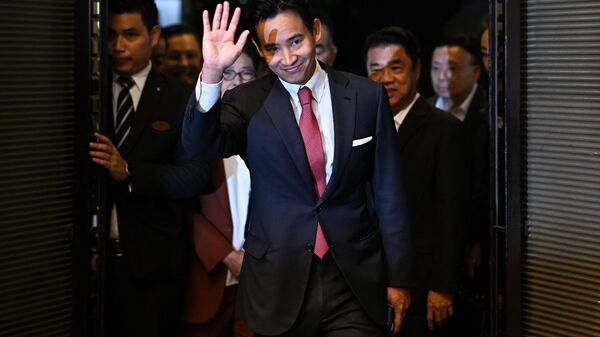 Move Forward Party leader and prime ministerial candidate Pita Limjaroenrat (C) waves as he arrives to address a press conference with potential coalition partners in Bangkok on May 18, 2023 - Sputnik International