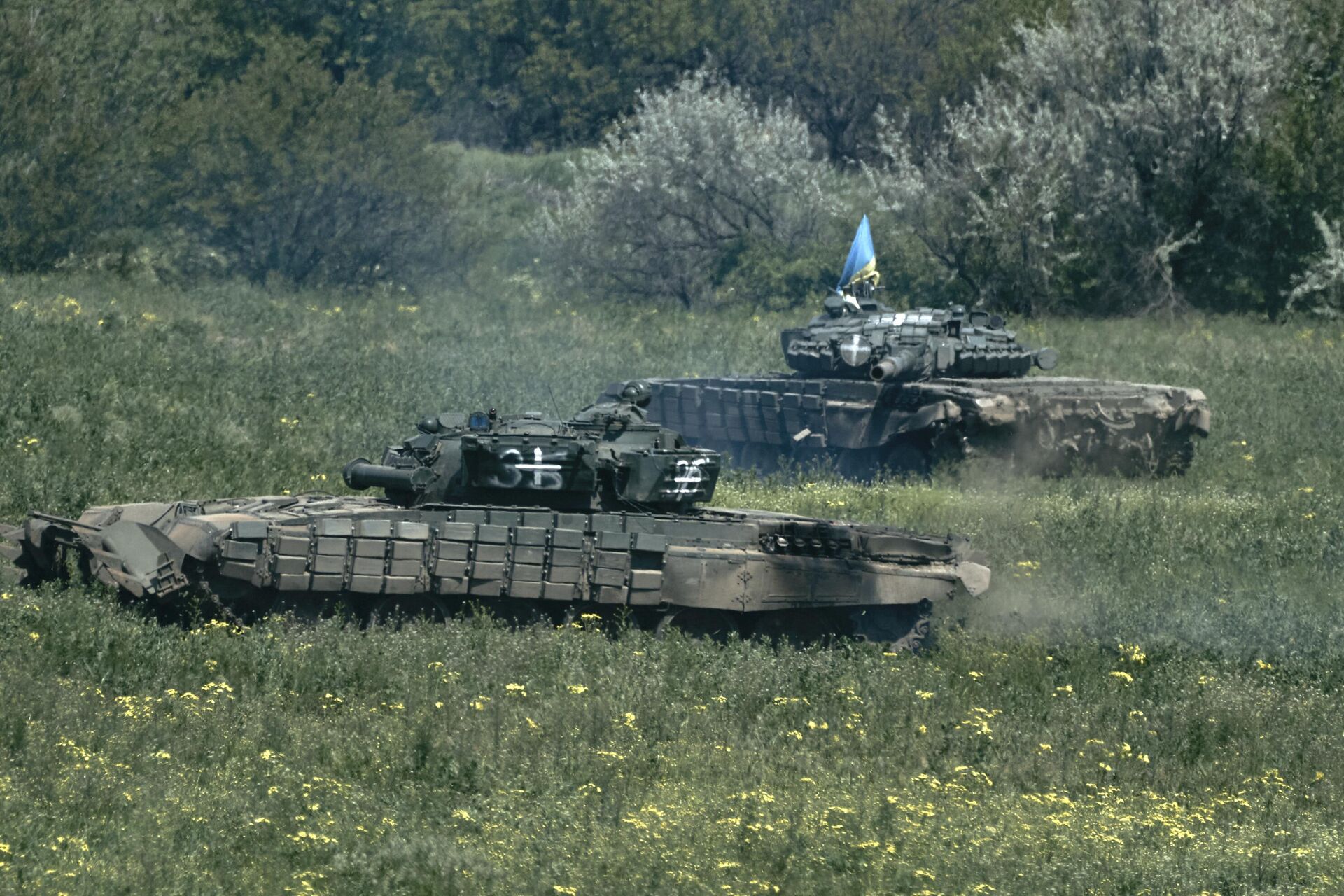 Ukrainian tanks ride near Bakhmut, an eastern city where fierce battles against Russian forces have been taking place, in the Donetsk region, Ukraine, Friday, May 12, 2023. - Sputnik International, 1920, 23.10.2023