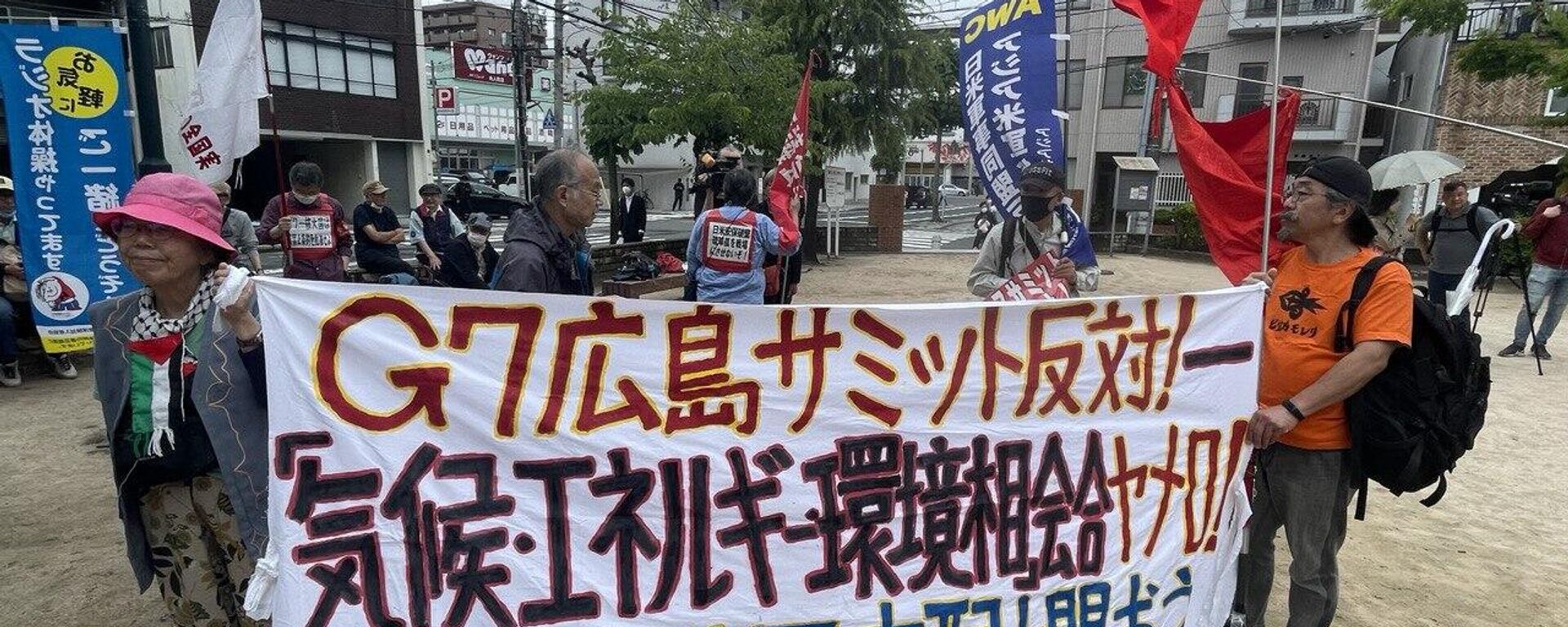 Hundreds of Japanese citizens take to the streets in the city of Hiroshima to protest against the upcoming G7 Summit from May 19 to 21 - Sputnik International, 1920, 19.05.2023