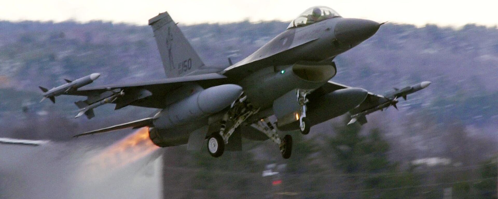 In this Dec. 2001 file photograph, an F-16 takes off with afterburners glowing loaded with live Sidewinder missiles from the Air National Guard base in South Burlington, Vt. - Sputnik International, 1920, 22.05.2023