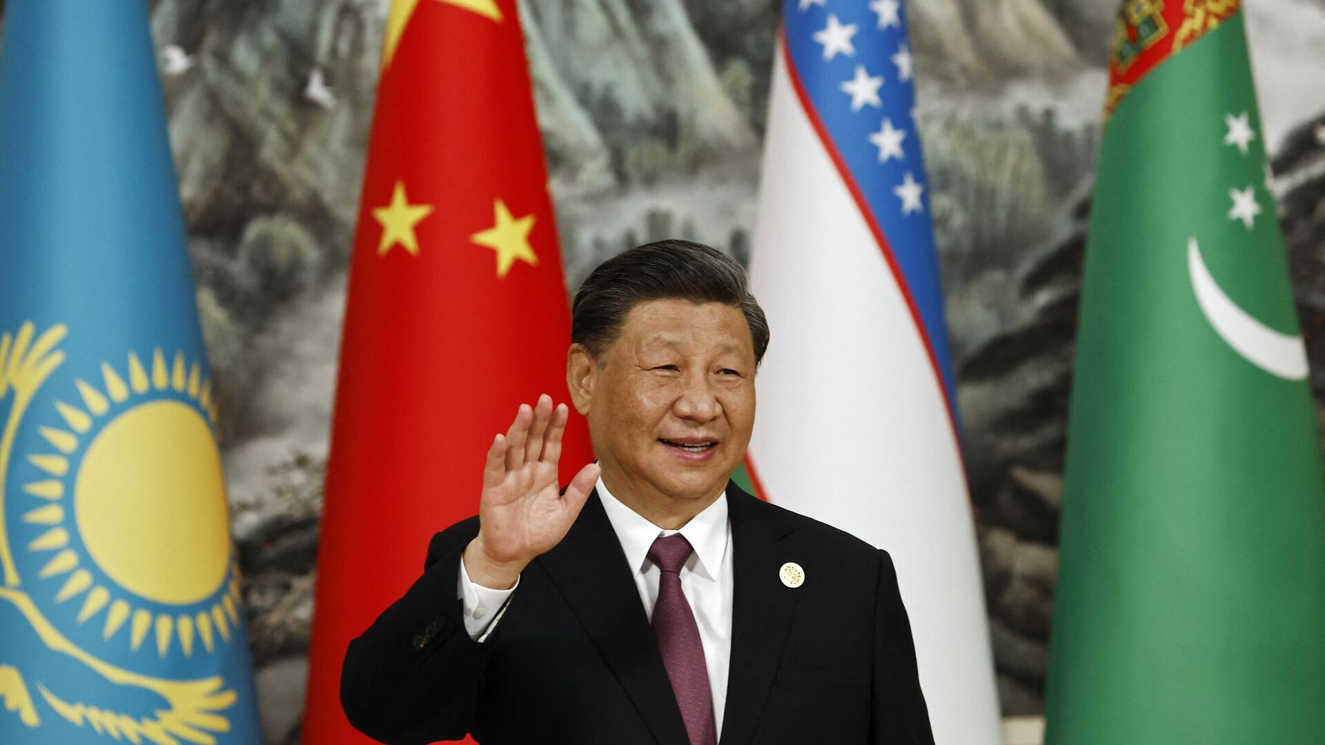 Chinese President Xi Jinping waves during a group photo session during the China-Central Asia Summit in Xian, in China's northern Shaanxi province on May 19, 2023 - Sputnik International, 1920, 19.05.2023