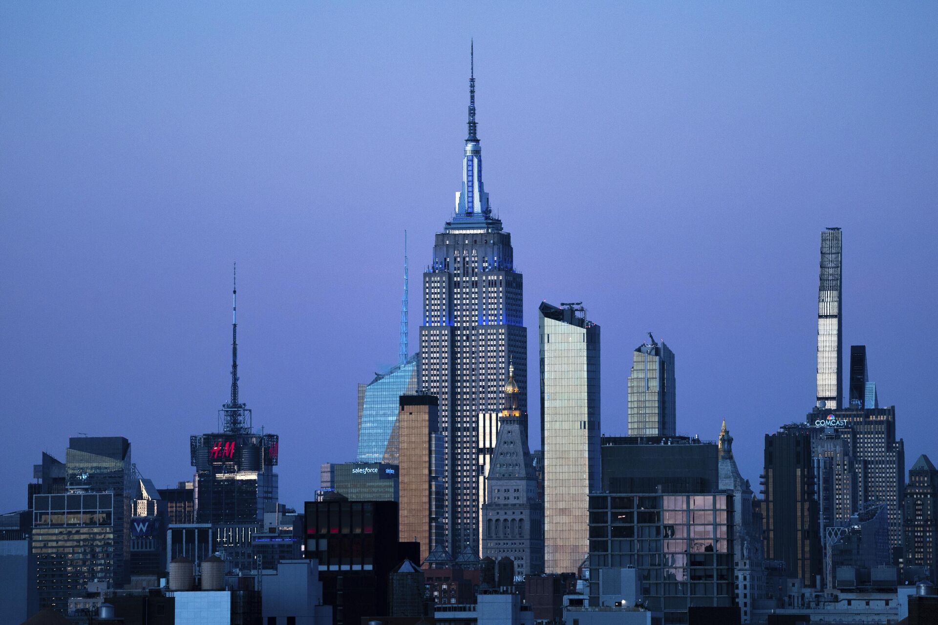 The Empire State Building glows blue during dusk, Monday, Nov. 14, 2022, in New York.  - Sputnik International, 1920, 20.05.2023