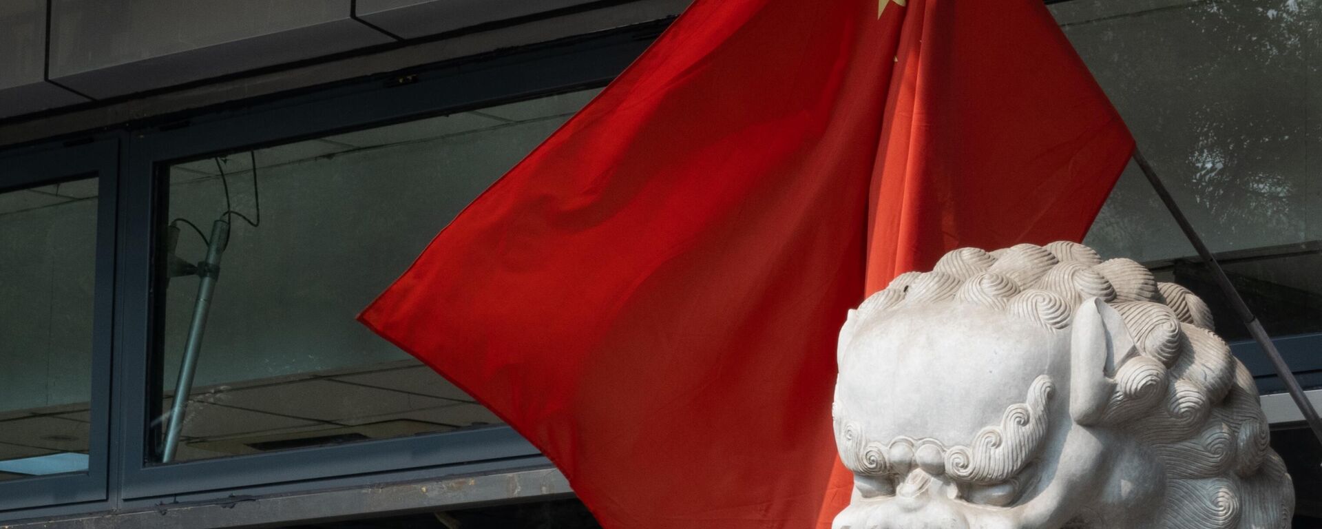 در حالی که شهر برای بیستمین کنگره ملی حزب کمونیست چین در پکن آماده می شود، پرچم های ملی چین را در خیابان های منطقه قدیمی نشان می دهد - Sputnik International 1920 11/04/2023