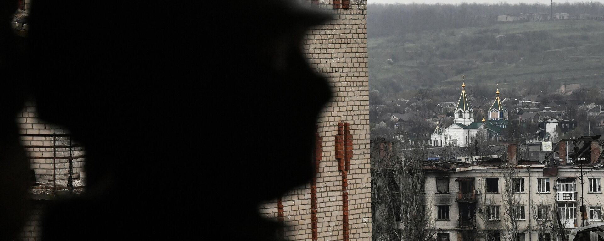 A service member of Russia's private military company Wagner Group inspects a building in Artemovsk, also known as Bakhmut, as Russia's military operation in Ukraine continues, Donetsk People's Republic, Russia. - Sputnik International, 1920, 21.05.2023