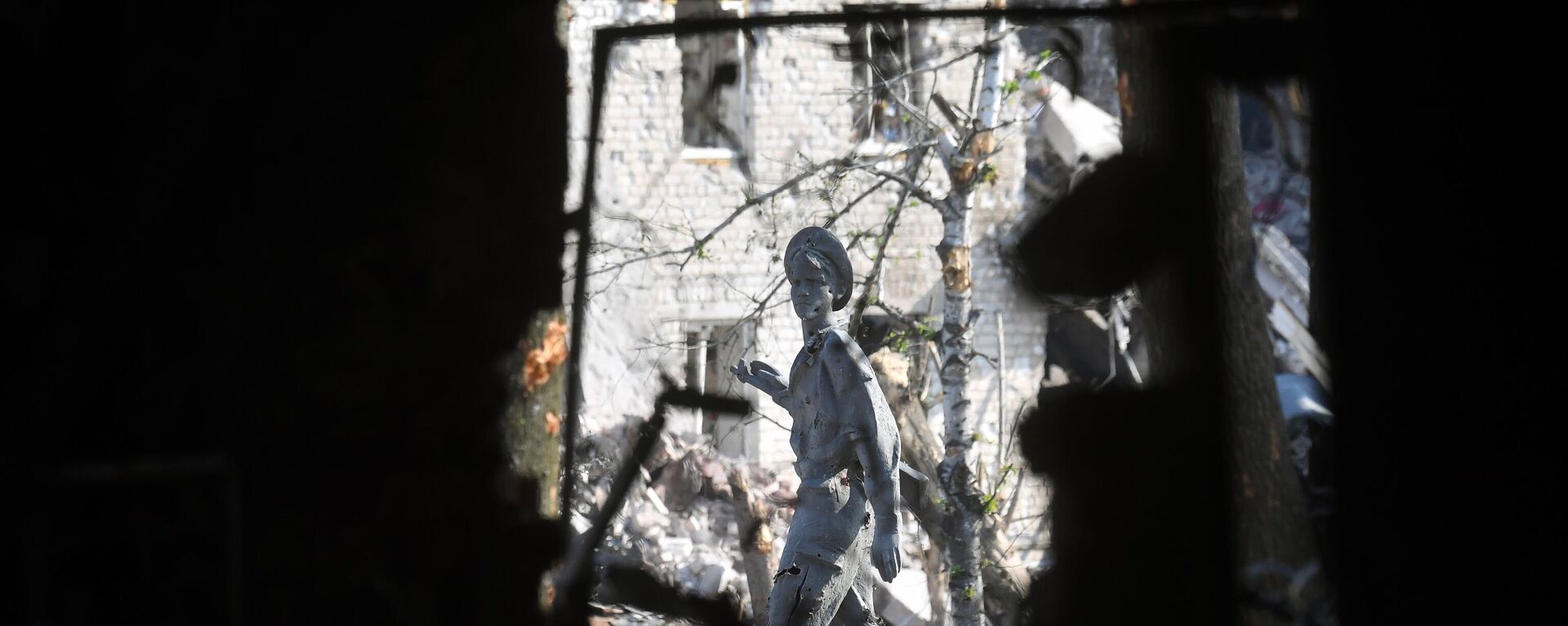 A view shows a damaged monument in Artemovsk, also known as Bakhmut, in the Donetsk People's Republic, Russia. - Sputnik International, 1920, 21.05.2023