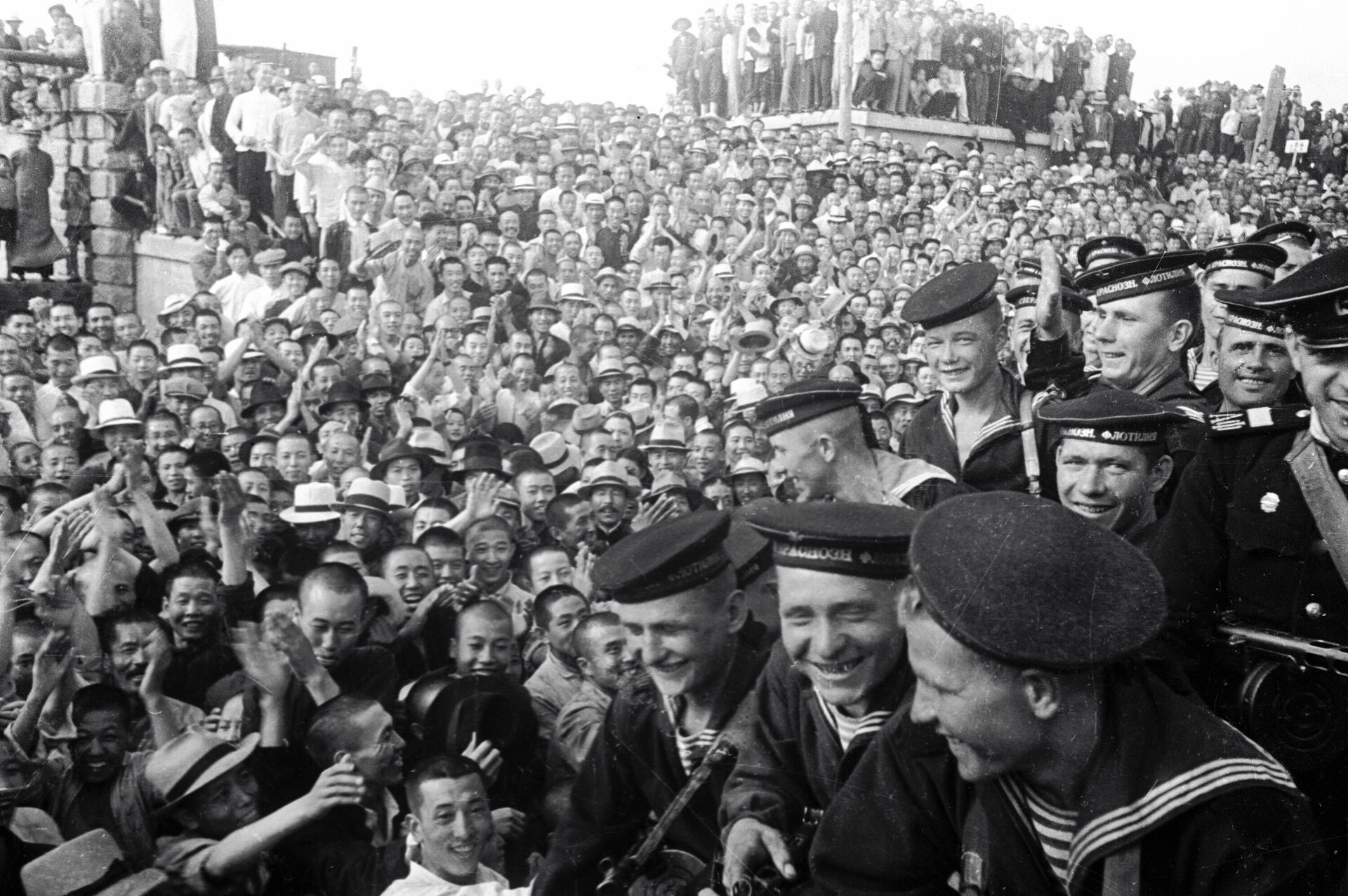 August 1945. Residents of the Japanese-occupied city of Harbin, China greet Soviet Pacific Fleet naval infantry following their liberation. - Sputnik International, 1920, 21.05.2023