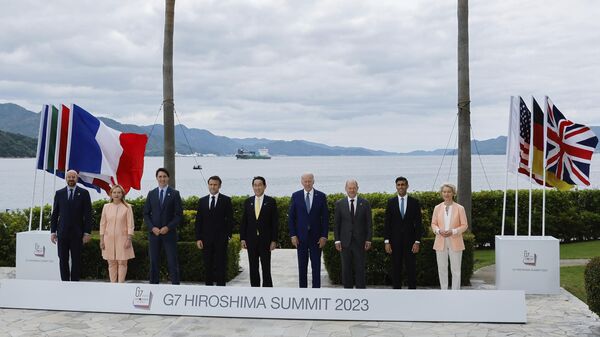 Лидеры G7 во время совместного фотографирования перед рабочей встречей около Grand Prince Hotel в Хиросиме, Япония - Sputnik International