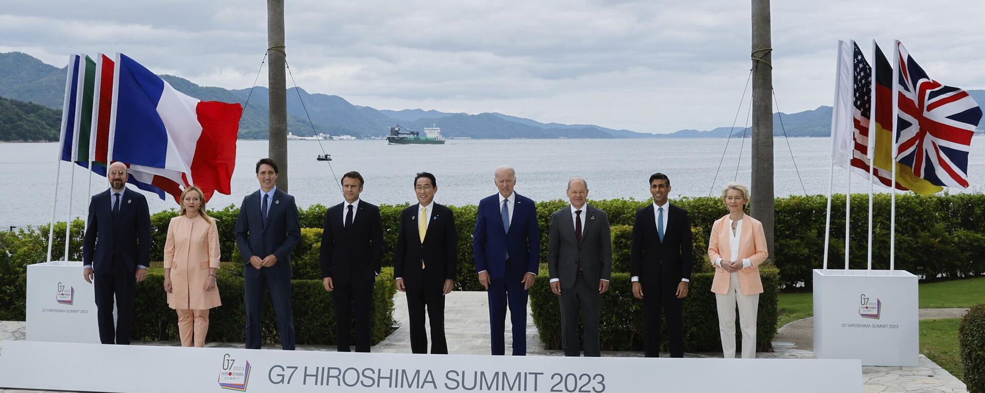 Лидеры G7 во время совместного фотографирования перед рабочей встречей около Grand Prince Hotel в Хиросиме, Япония - Sputnik International, 1920, 21.05.2023