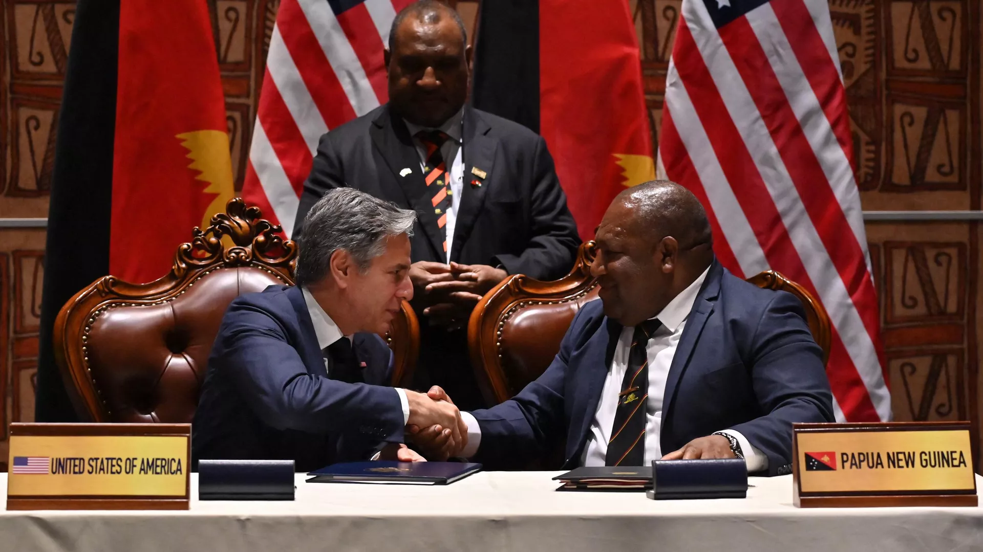 US Secretary of State Antony Blinken (L) and Papua New Guinea’s Defence Minister Win Bakri Daki (R) shake hands after signing a security agreement on on May 22, 2023. - Sputnik International, 1920, 29.05.2023