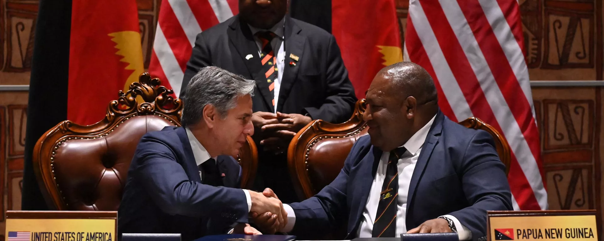 US Secretary of State Antony Blinken (L) and Papua New Guinea’s Defence Minister Win Bakri Daki (R) shake hands after signing a security agreement on on May 22, 2023. - Sputnik International, 1920, 29.05.2023