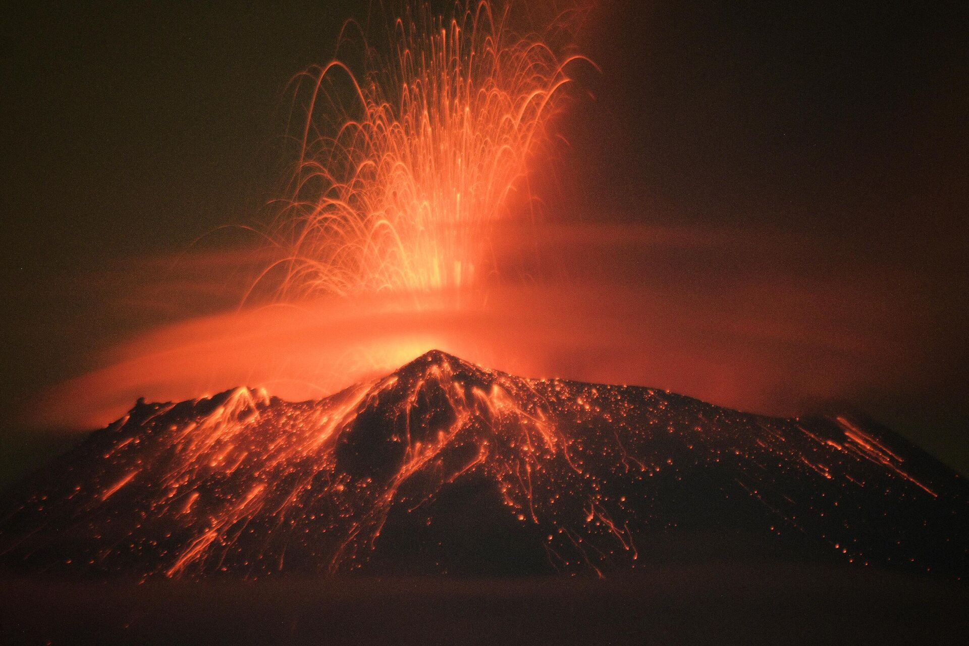 Incandescent materials, ash and smoke are spewed from the Popocatepetl volcano in San Nicolas de los Ranchos, Puebla state, Mexico on May 20, 2023. - Sputnik International, 1920, 23.05.2023